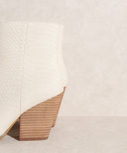 Load image into Gallery viewer, Sonia - Western Ankle Boots
